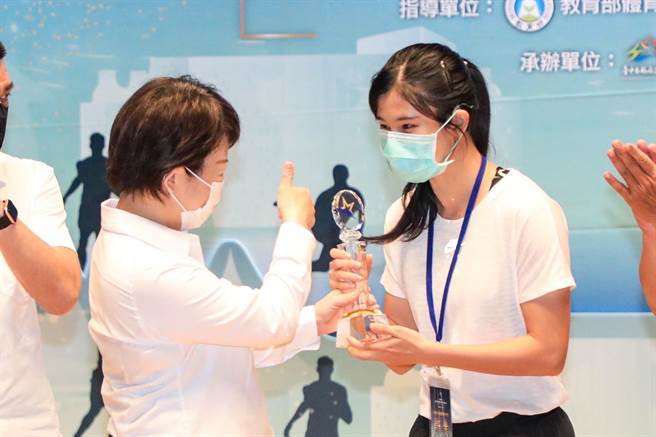 世界听障田径赛女子及亚洲U18女子100栏纪录保持者许乐(右)，参加第24届夏季达福林匹克运动会，夺下1金1铜。(运动局提供／林欣仪台中传真)