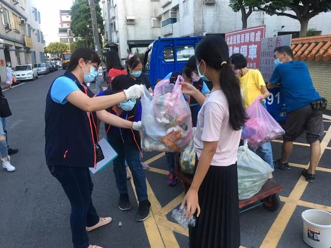 「乐圾通」APP，服务内容包含查看垃圾车即时位置、垃圾车动等，还要到点通知，提醒民眾出门倒垃圾。（花莲市公所提供／王志伟花莲传真）