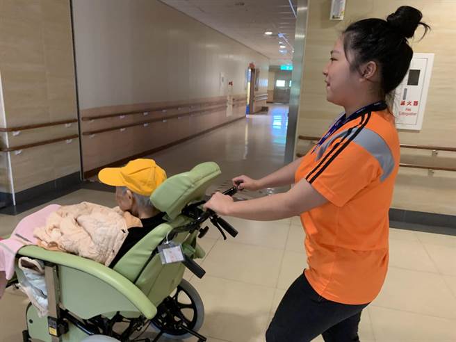 台電與花蓮門諾醫院辦理「希望種子計畫」迄今已邁入第18年，提供低中收入戶及原住民的在地學子們暑期工讀機會，分擔家中經濟，提前規畫職涯發展。（門諾醫院提供／羅亦晽花蓮傳真）