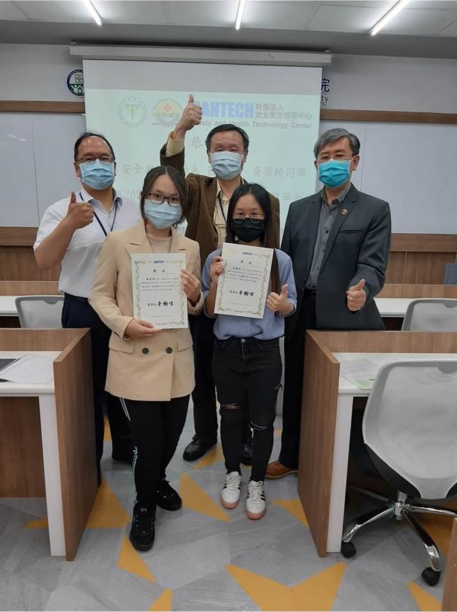 中国医药大学职安系学生庄宝茹（前右）、黄梁绮（前左）因论文研究获奖，消息传回校园，师生们与有荣焉。（中国医药大学提供／张妍溱台中传真）
