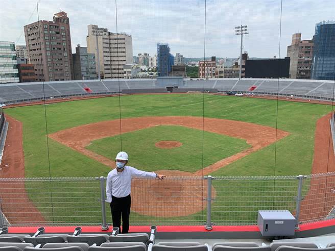 新竹市长林智坚到场了解棒球场工程进度。（王惠慧摄）