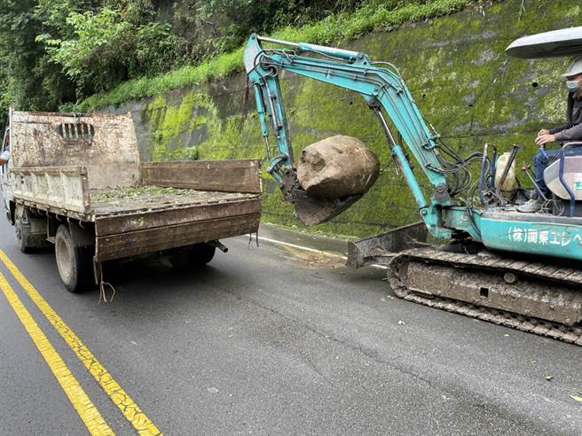 公所清洁队协助移除大落石。（翻摄照片／李京升苗栗传真）