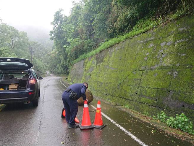 员警到场放置交通锥、爆闪灯提醒用路人。（翻摄照片／李京升苗栗传真）