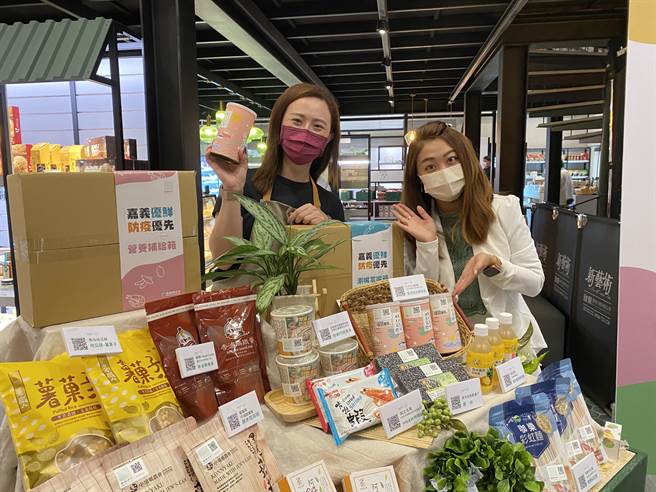 嘉義縣政府結合中埔鄉農會、嘉義優鮮品牌業者推出「營養補給箱」及「涮嘴零嘴箱」。（張亦惠攝）