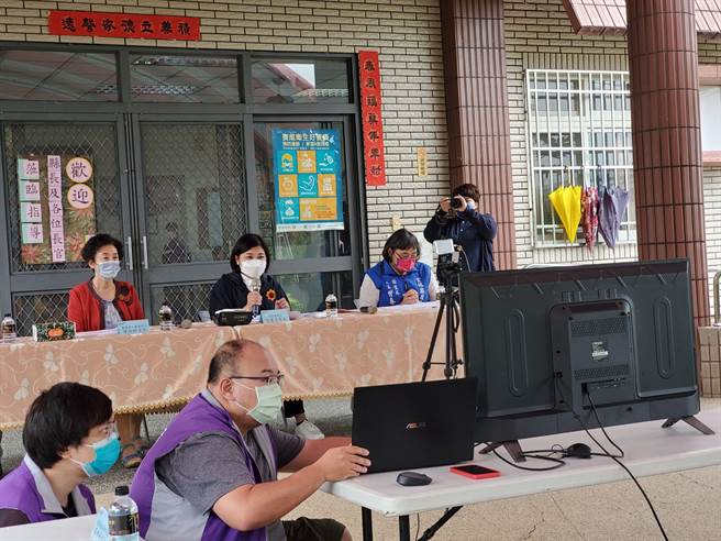 县长张丽善（前排中）、卫生局长曾春美（前排右）今（17日）透过视讯聆听机构的需求。（周丽兰摄）