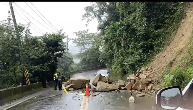 警方到場擺設三角錐跟爆閃燈提醒用路人。（翻攝照片／李京昇苗栗傳真）