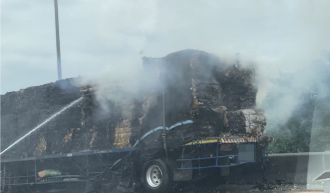 國3紫爆！北上122公里火燒車，車流回堵5公里。（圖／記者爆料網提供）