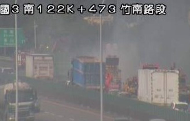 國3紫爆！北上122公里火燒車，車流回堵5公里。（圖／翻攝自高公局）