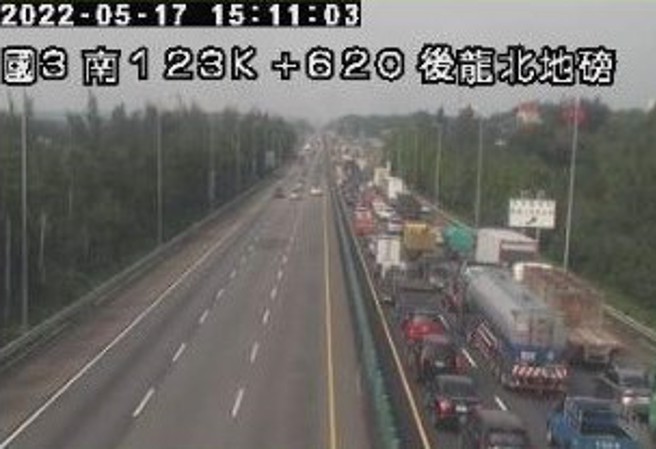 國3紫爆！北上122公里火燒車，車流回堵5公里。（圖／翻攝自高公局）