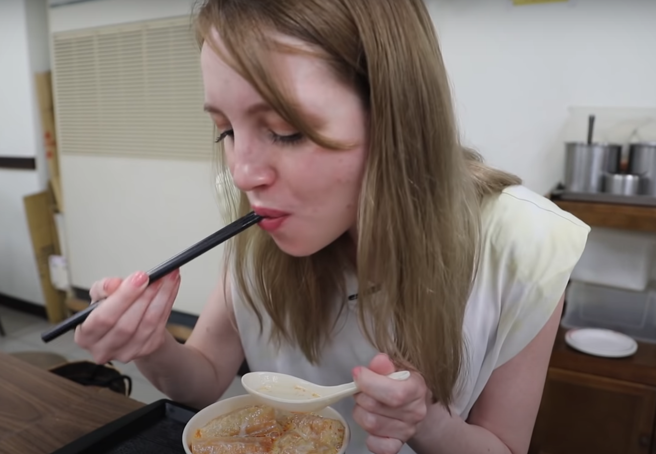 安娜接著品嚐鹹豆漿，一開始非常害怕鹹豆漿的味道，鼓起勇氣喝一口後，沒想到比甜豆漿還好喝。（翻攝自 YouTube)
