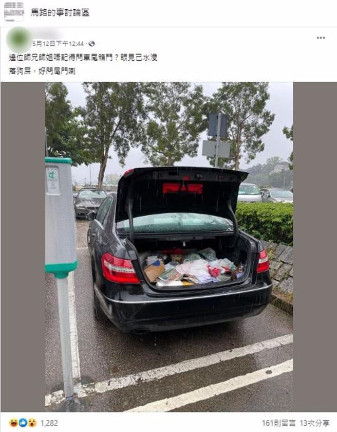 原Po表示在停车场看到一台车后车门没关。(图/翻摄自马路的事讨论区)

