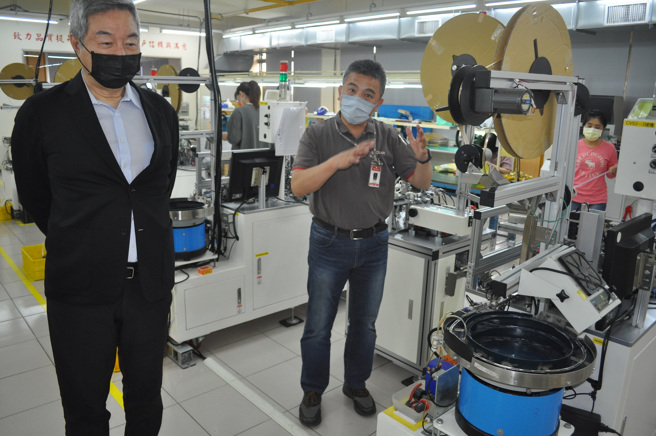 瀚荃集團生產線全自動化，楊超群董事長(左)與生產部主管高進益嚴格要求品管。(醒吾科大提供)