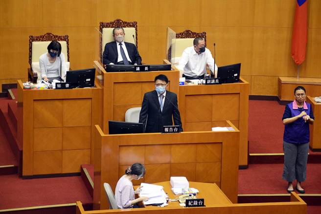 屏东县长潘孟安（中）针对疫情处置等政策赴议会施政报告，一如往常全程50分钟都没看稿。（林和生摄）