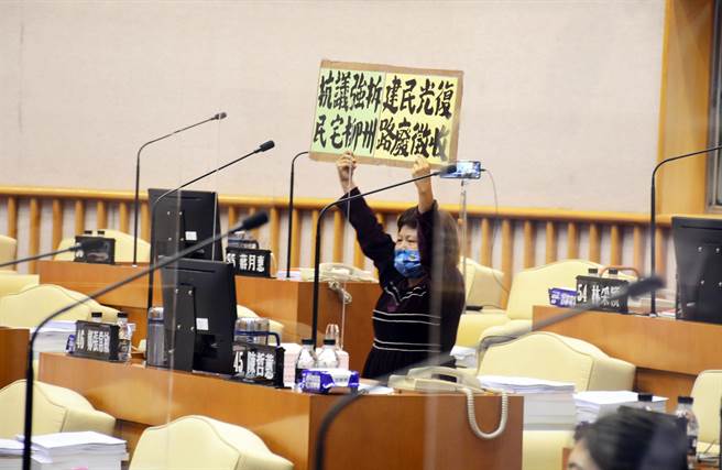 屏东县议员蒋月惠下跪陈情，盼暂缓光復路民宅拆迁案。（林和生摄）