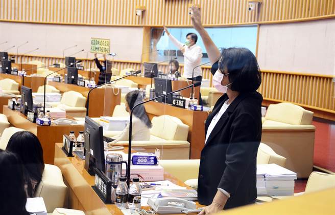 屏东县议员蒋月惠下跪陈情光復路民宅拆迁案，使得其他议员苦无发言机会。（林和生摄）