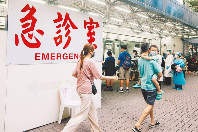 指揮中心宣布今起實施「0＋7」居家隔離新制，北市議員參選人詹為元批評，保險業者變相逼民眾不要打第3劑。(示意圖/本報資料照)