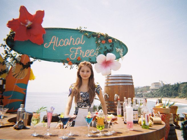 周子瑜这张啤酒海边照，飘散出迷人仙气迷晕上百万网友。(图/周子瑜 IG)