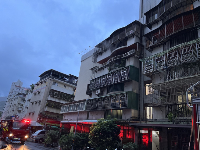 北市德行东路公寓晚间冒出白烟，经过消防队迅速扑灭火势后，警消在屋内搜索时发现一具焦尸。（民眾提供）