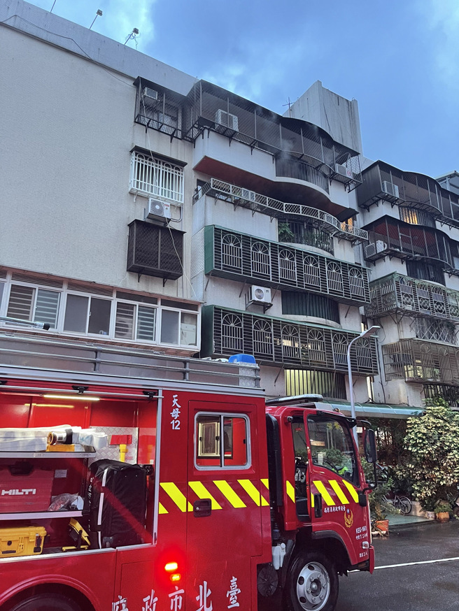 北市德行东路公寓晚间冒出白烟，经过消防队迅速扑灭火势后，警消在屋内搜索时发现一具焦尸。（民眾提供）