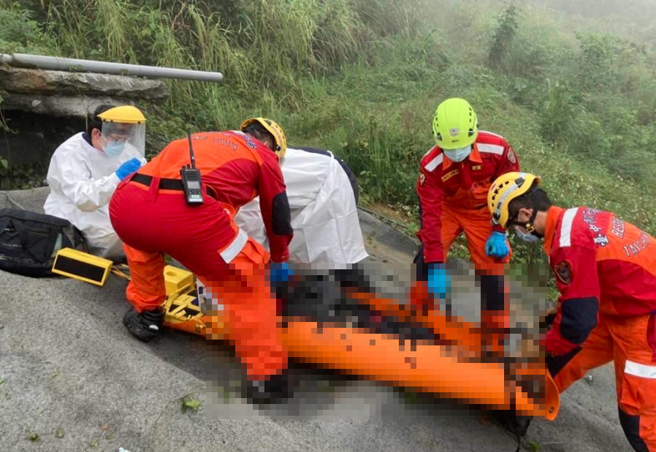 台中市太平区136县道17日下午传出1名男子骑机车滑落赤崁顶观景平台旁。（民眾提供／卢金足台中传真）