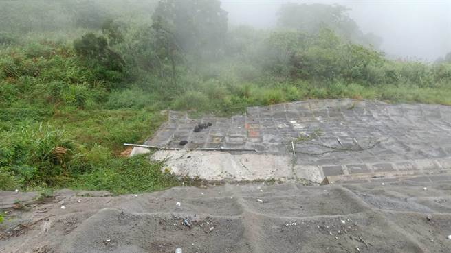 台中市太平区136县道17日下午传出1名男子骑机车滑落赤崁顶观景平台旁。（民眾提供／卢金足台中传真）