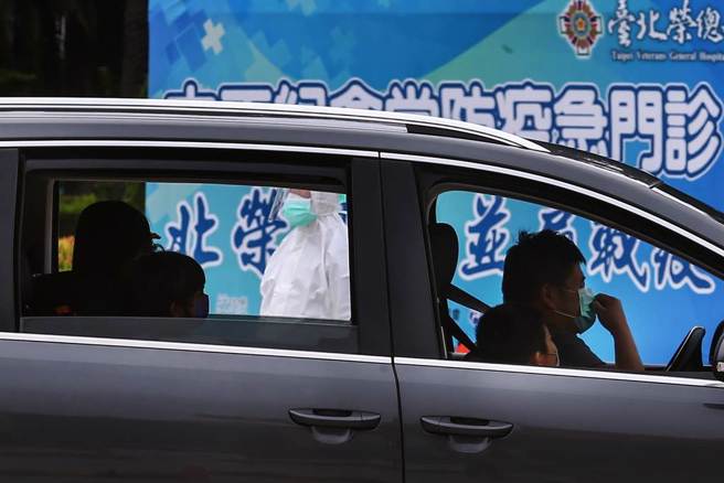 本土新冠疫情严峻，台北市政府和台北荣民总医院在中正纪念堂开设车来速筛检站，17日正式启用，每天提供1200个採检名额，一早就排满等候筛检的车辆，等待的车辆车窗大多打开，好让空气对流。（邓博仁摄）
