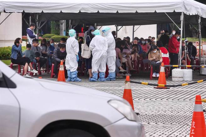 本土新冠疫情严峻，台北市政府和台北荣民总医院在中正纪念堂开设车来速筛检站，17日正式启用，一早就排满等候筛检的车辆，每天提供1200个採检名额，现场也开放民眾排队预约。（邓博仁摄）
