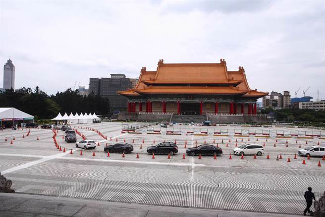 本土新冠疫情严峻，台北市政府和台北荣民总医院在中正纪念堂开设车来速筛检站，17日正式启用，每天提供1200个採检名额，一早就排满等候筛检的车辆。（邓博仁摄）
