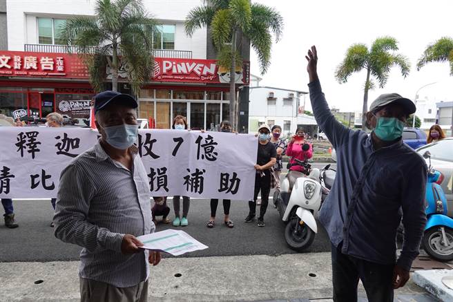 行政院农业委员会主委陈吉仲17日到台东宣布释迦内外销、加工等3箭因应措施成果达96％，以及释迦保险给付情形；台东农民不买单，在场外拉白布条抗议。（蔡旻妤摄）