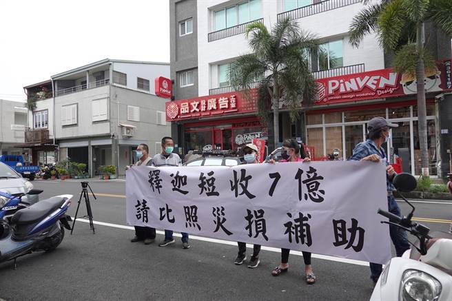 行政院农业委员会主委陈吉仲17日到台东宣布释迦内外销、加工等3箭因应措施成果达96％，以及释迦保险给付情形；台东农民不买单，在场外拉白布条抗议。（蔡旻妤摄）