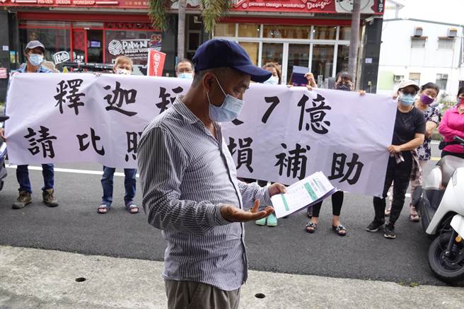 行政院农业委员会主委陈吉仲17日到台东宣布释迦内外销、加工等3箭因应措施成果达96％，以及释迦保险给付情形；台东农民不买单，在场外拉白布条抗议。（蔡旻妤摄）