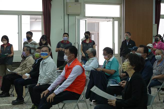 行政院农业委员会主委陈吉仲17日到台东宣布释迦内外销、加工等3箭因应措施成果达96％，以及释迦保险给付情形；台东农民不买单，在场外拉白布条抗议。（蔡旻妤摄）