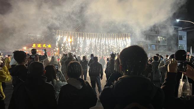 鹽水蜂炮聲名遠播，但美中不足的是，交錯在道路上方的電線，會影響視覺景觀。（張毓翎攝）