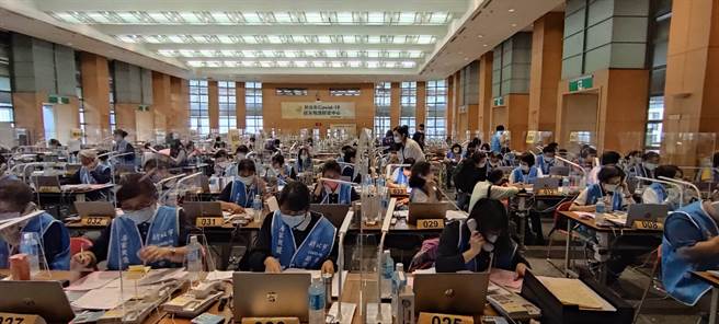 新北居家照護關懷中心日接6萬通電話，其中8成問題與中央系統卡卡有關。（陳慰慈攝）