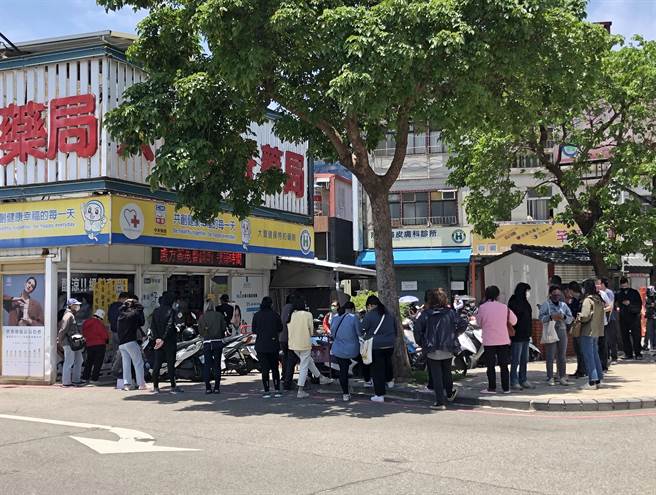 金門疫情持續發燒，今天新增新冠確診164例，再創單日最多紀錄。各販售快篩據點仍可見排隊人潮。（李金生攝）