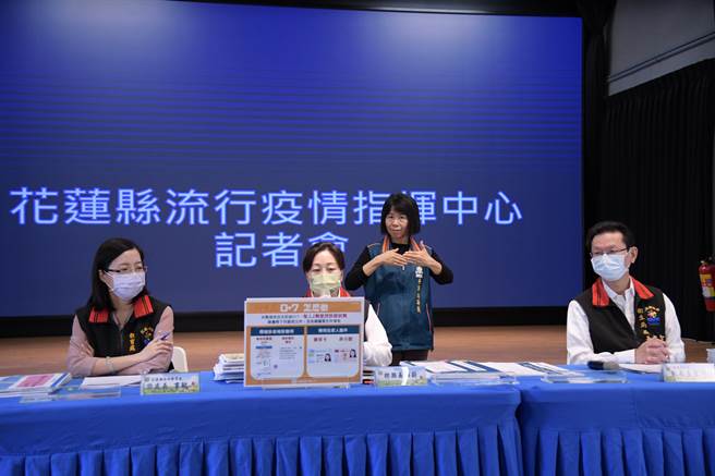 花莲县长徐榛蔚（中）、花莲县卫生局长朱家祥（右）及县府教育处代理处长翁书敏（左）一同出席防疫记者会，说明县内疫情状况。（花莲县政府提供／罗亦晽花莲传真）