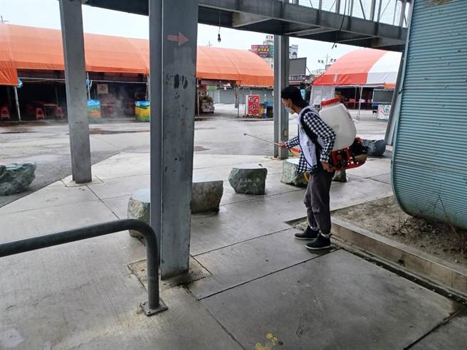 花莲迄今累计15619例确诊个案，13乡镇市中，又以花莲市确诊累计数最多，环保局每天均派员前往公共场所加强清消。（花莲县环保局提供／罗亦晽花莲传真）