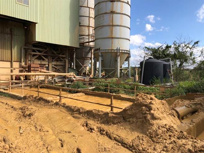 廖姓男子等人将废清场产出污泥回填在租下的土地，不法获利高达4.5亿元。（检方提供）