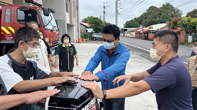 台南市盐水区公所17日与盐水消防分队举办管胶筏操作人员训练。（张毓翎摄）