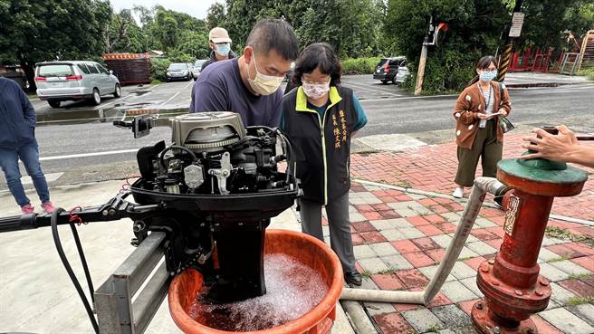 会后大伙练习实际操作船外机。（张毓翎摄）