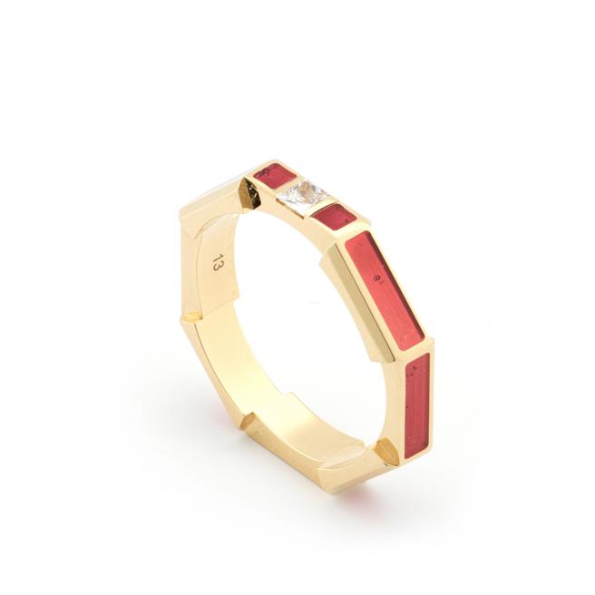 GUCCI LINK TO LOVE系列淡红色珐琅K金钻石戒指，5万8800元。（GUCCI提供）