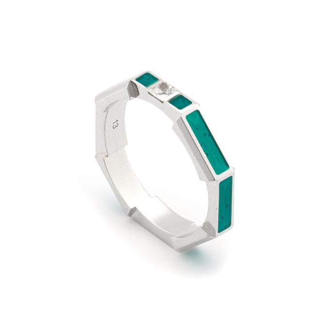 GUCCI LINK TO LOVE系列蓝绿色珐琅18K白金钻石戒指 ，6万2500元。（GUCCI提供）