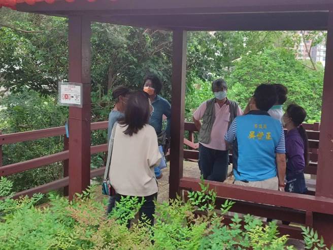 北市內湖仙樹公園涼亭修繕因未妥善溝通，屋頂材質選用不鏽鋼，下雨天容易有噪音引發民怨，台北市議員吳世正認為應先諮詢當地居民與里長後，再施工才能符合居民期待。（台北市議員吳世正提供／陳敬哲台北傳真）