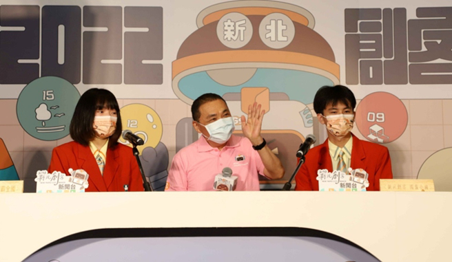 新北高中学生担任小主播邀侯市长体验介绍创客季活动。(照片/新北市教育局提供)