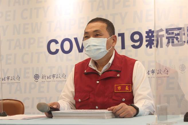 侯友宜强调，新北市只有一个原则，就是要让民眾买的到、便宜、方便以及好使用的试剂。（陈慰慈摄）