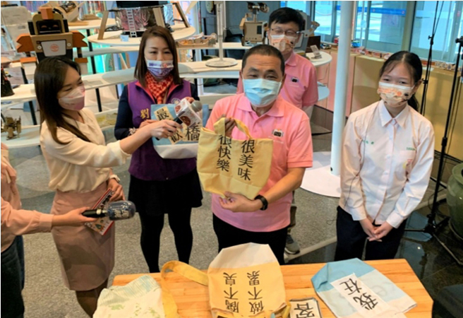 中和国中学生将企业捐赠寝饰余布与歷年主题展挂旗，制成文青环保袋。(照片/新北市教育局提供)