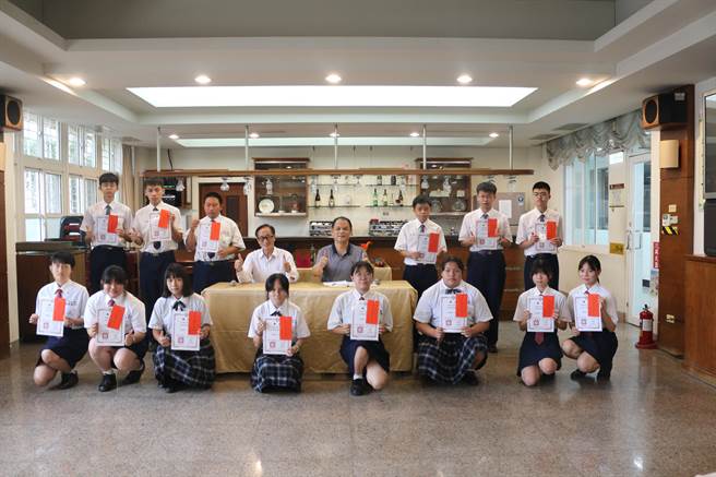 高英工商携手建准集团慈善基金会，连续3年合作推广品德教育，今年办理《了凡四训》心得作文比赛及品德优良人员选拔，盼由内而外改变学生的内在心性。（校方提供）