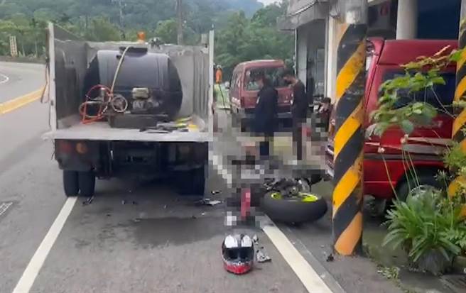 简姓男子疑似失控自撞电杆，再撞上路边的资源回收车。（翻摄照片／李京升苗栗传真）