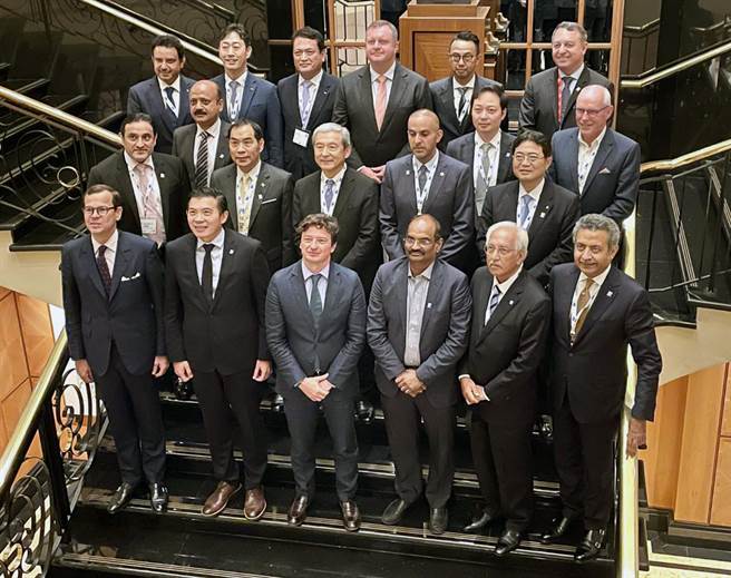 国际机场协会亚太区第33届理事会于新加坡顺利举行，各国机场与会代表合影，桃机公司总经理但昭璧（中排左二）以理事身份出席与会。（桃机公司提供）