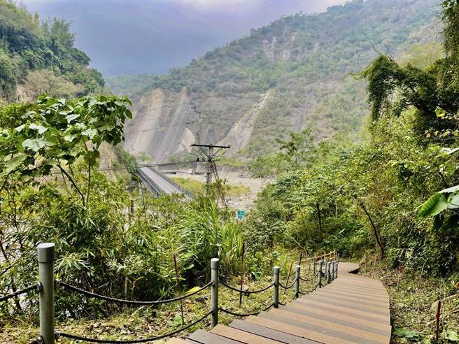 嗡嗡大峽谷位於楠梓仙溪上游，峽谷四周陡直的山壁，極為壯闊美麗。（高市觀光局提供）